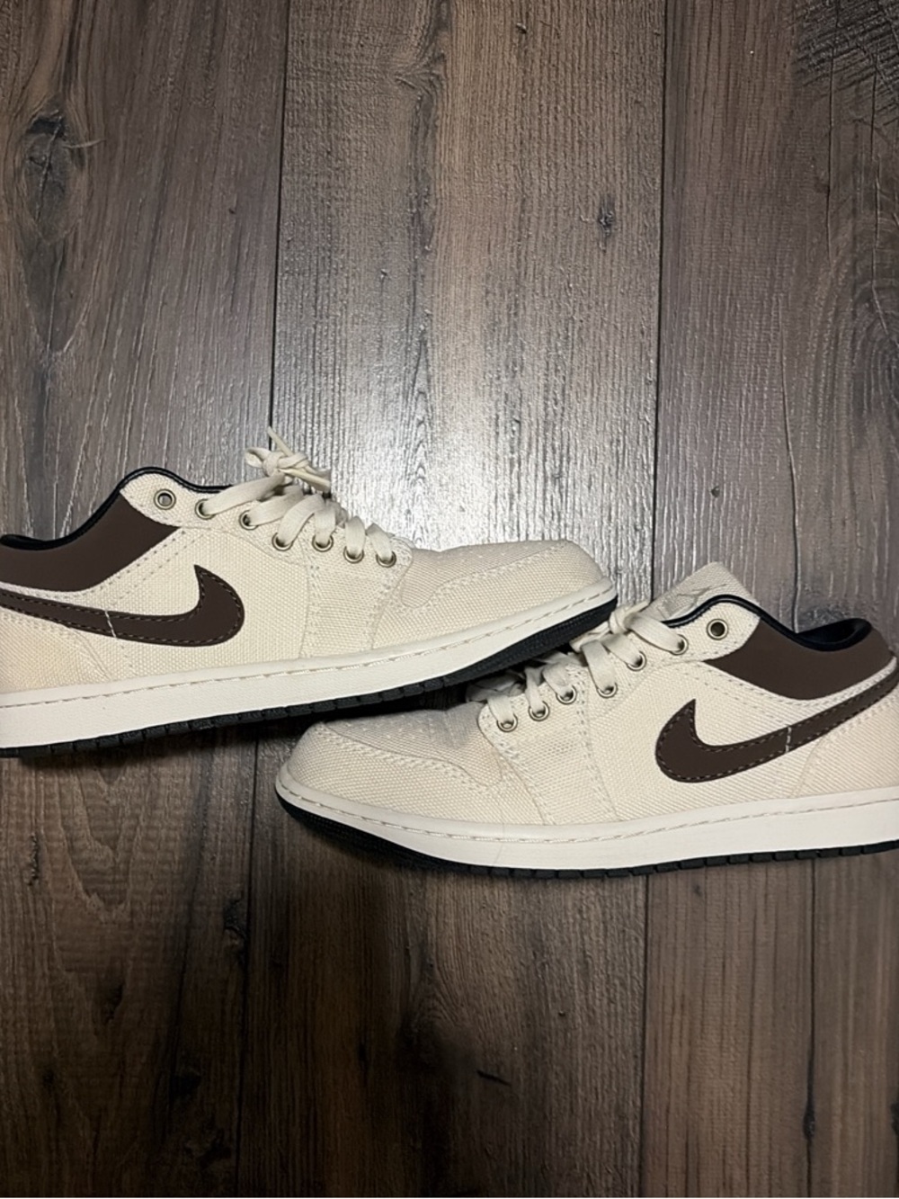 Nike Men’s Low-Top Sneakers in Cream and Brown